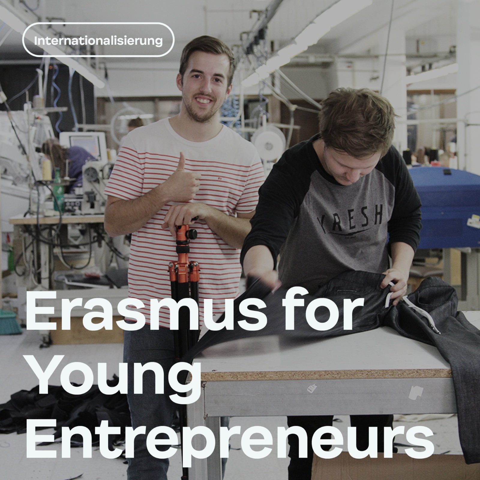 Foto zweier Menschen beim Arbeiten in einer Werkstatt. Die rechte Person ist über einen Tisch mit einer Jeans gebeugt, die linke lächelt in die Kamera und zeigt ein Daumen hoch. Auf dem Bild steht "Erasmus for Young Entrepreneurs"
