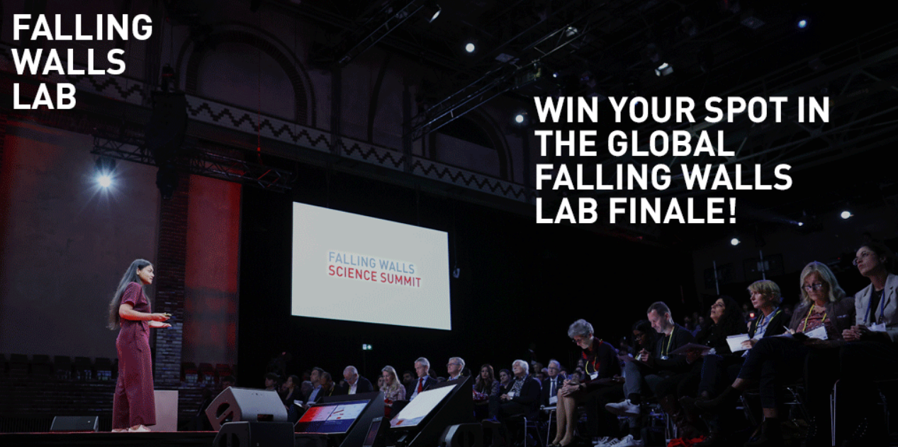 Foto von einem Pitch des Falling Walls Lab. Speaker links, Reihe an Gästen & Jury rechts im Bild. Darauf der Schriftzug "Win your spot in the global falling walls lab finale!"