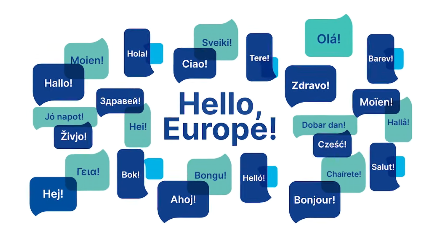 Grafik mit "Hello,Europe!" Schriftzug in der Mitte und blauen Sprechblasen drumherum, welche alle "Hallo!" in einer anderen Sprache beinhalten